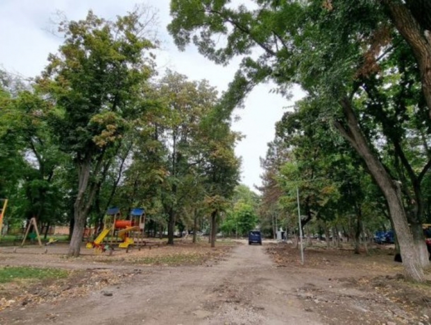 На Старой Почте восстанавливают парковую зону