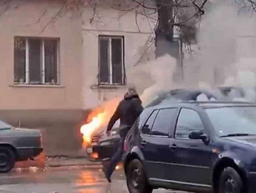 В самом центре Кишинева сгорел почти новый автомобиль Mercedes