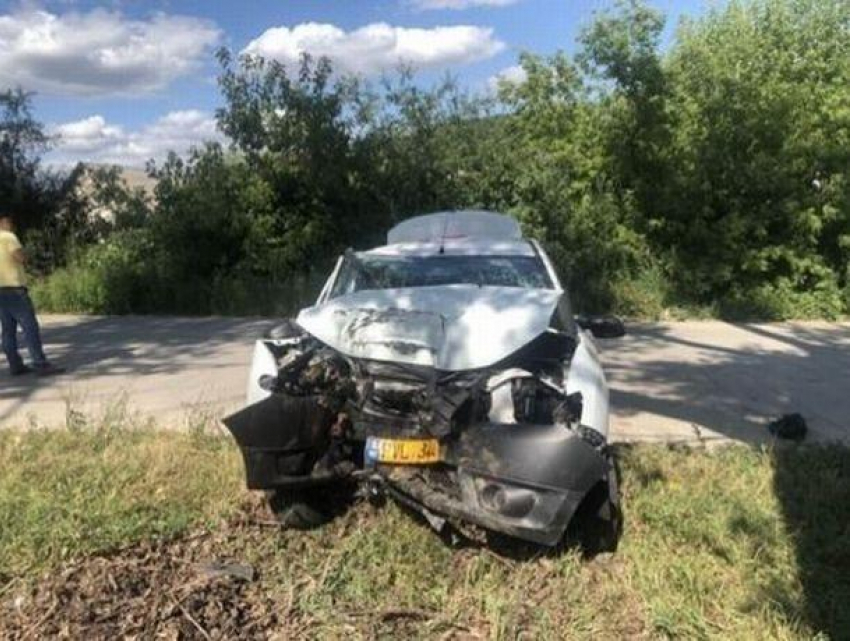 В Страшенском районе погиб таксист - его Dacia врезалась в дерево