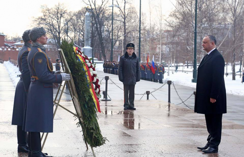 Игорь Додон возложил венок к Могиле Неизвестного Солдата в Москве