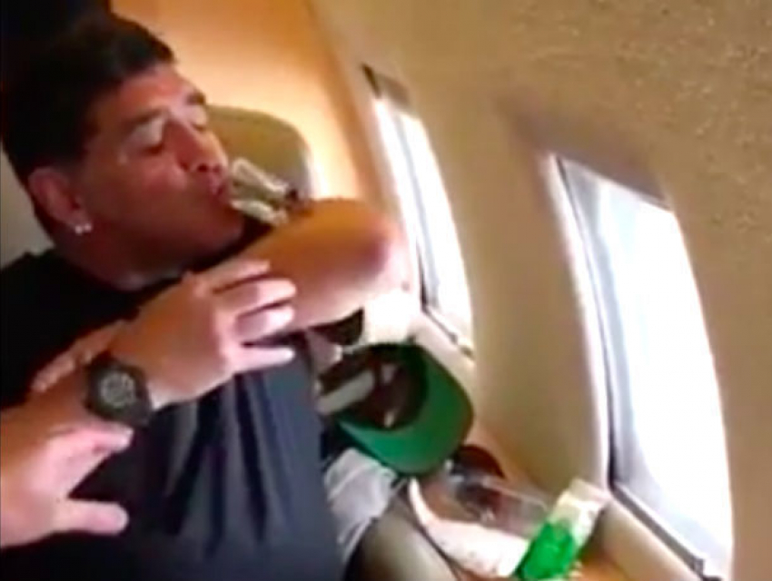 Марадона эмоционально выпил в самолете водку с локтя и попал на видео