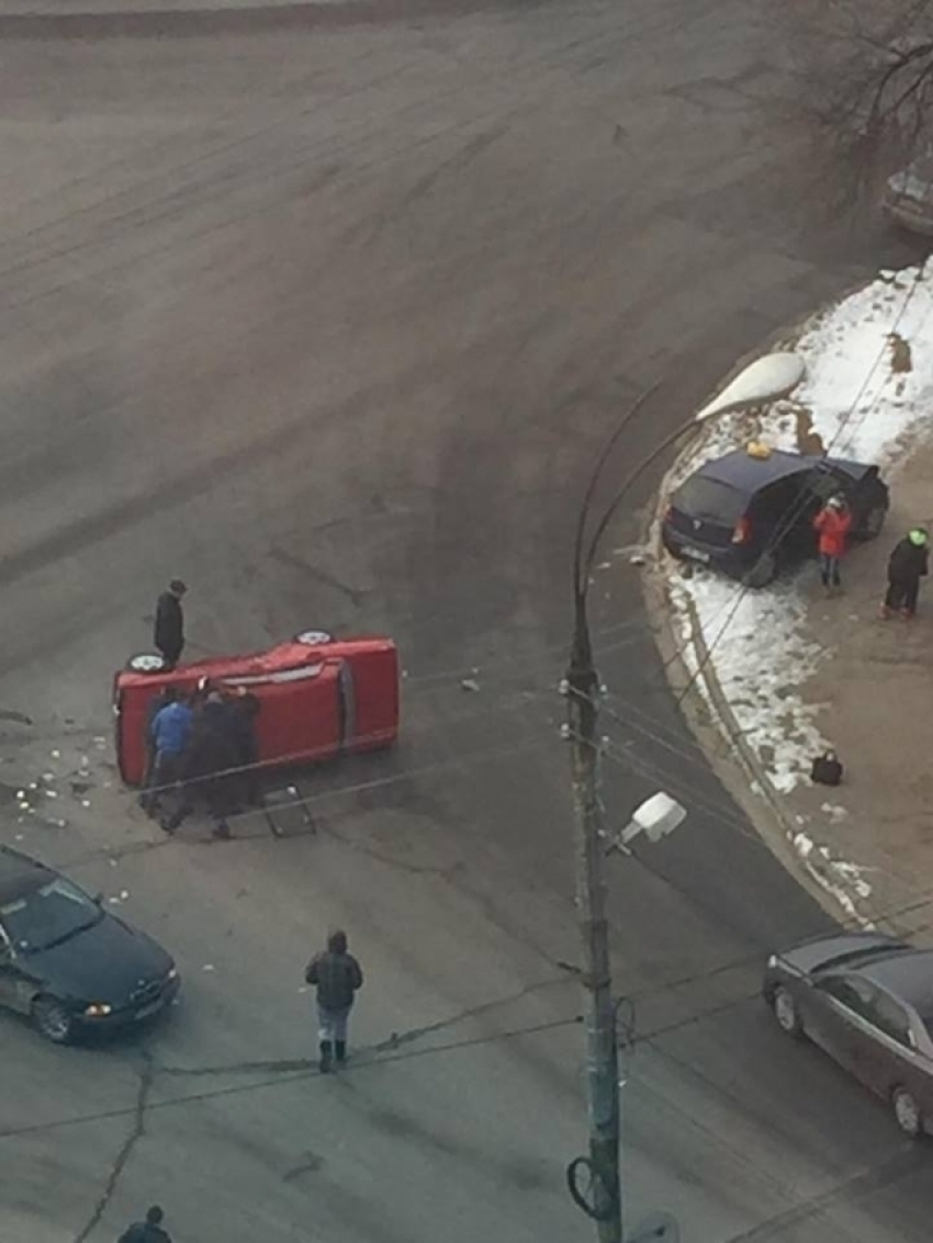 В Кишиневе произошла серьезная авария, один из автомобилей перевернулся