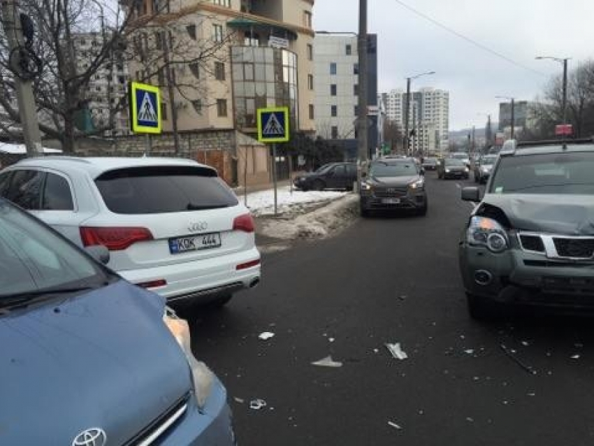 В Кишиневе столкнулись сразу три автомобиля