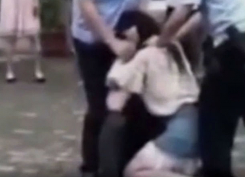 Жестокий «прощальный поцелуй» брошенной парнем девушки попал на видео