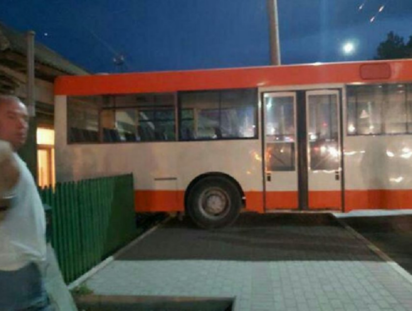 Суровые бельцкие водители: автобус въехал в жилой дом