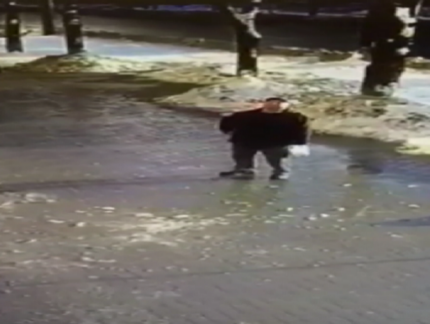 В Кишинёве мужчину едва не убило упавшей сосулькой (видео) 