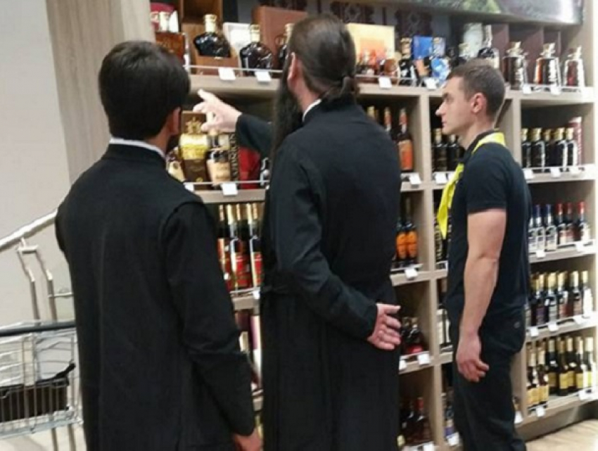 "Грех на душу взяли": в Кишиневе обнаружили священников, покупавших элитный алкоголь