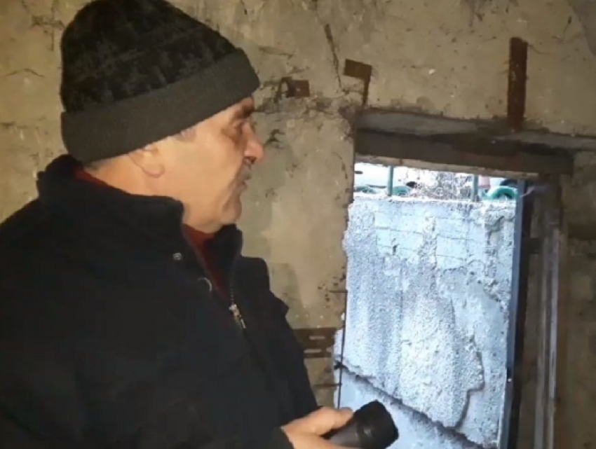 Жителя Кишинева заставили платить за тепло при отрезанных трубах отопления