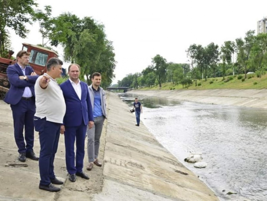 Набережную реки Бык в Кишиневе укрепляют бетонными плитами