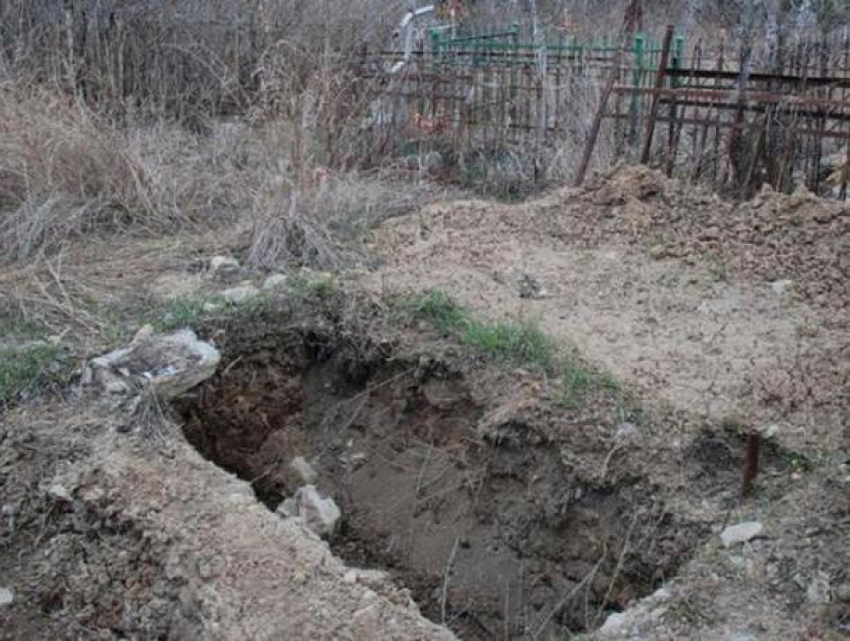 Жителя Бельц вывезли на кладбище и заставили копать себе могилу
