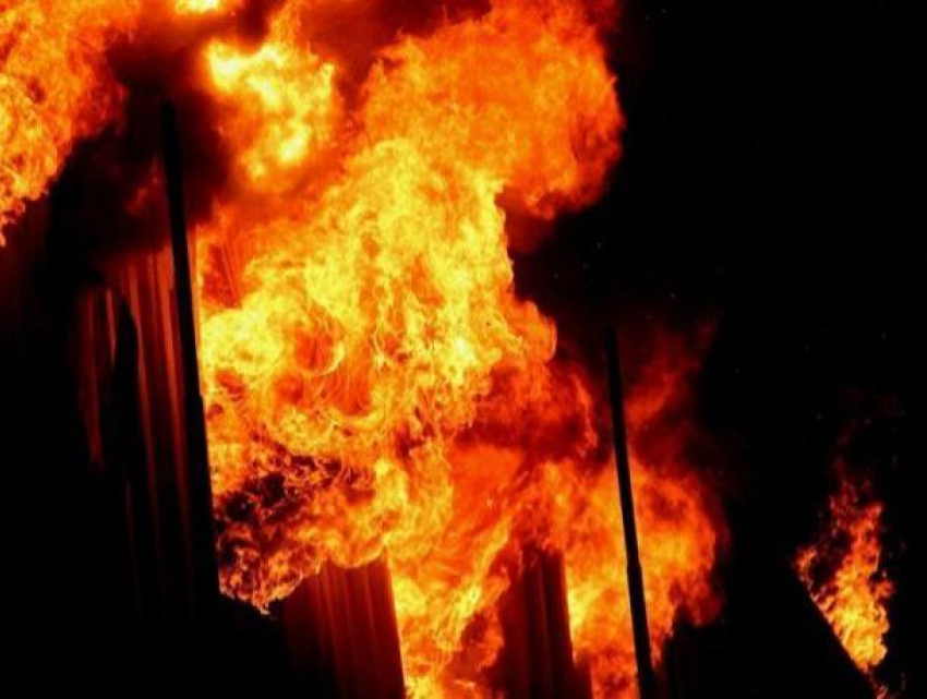 Сильный пожар в Вулканештах, горит склад ГСМ