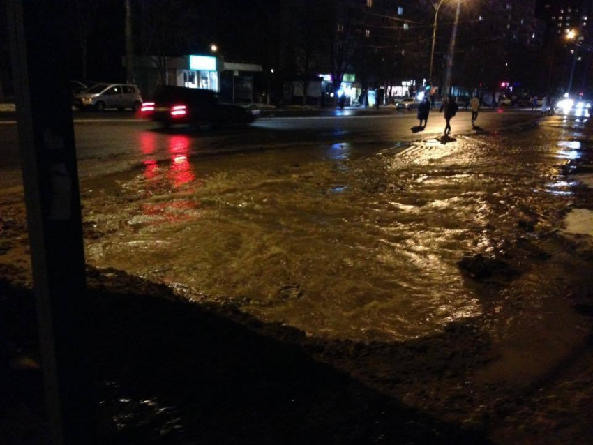 Московский проспект затопило из-за прорыва водопровода