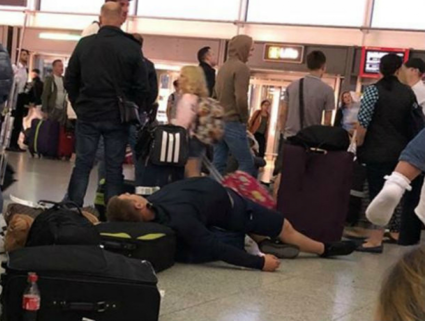 «Это катастрофа»: 120 пассажиров AirMoldova с детьми спали на полу лондонского аэропорта