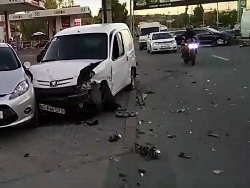 Массовое ДТП с автомобилями и микроавтобусом в Кишиневе сняли на видео