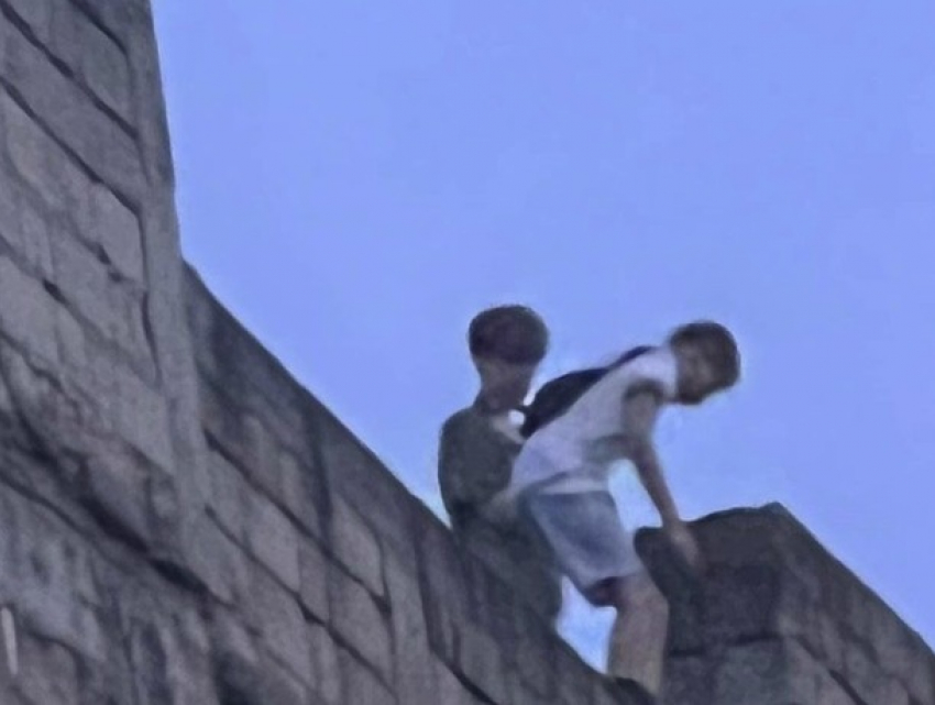 Нулевой инстинкт самосохранения: дети развлекались на крыше заброшенного здания в Кишиневе