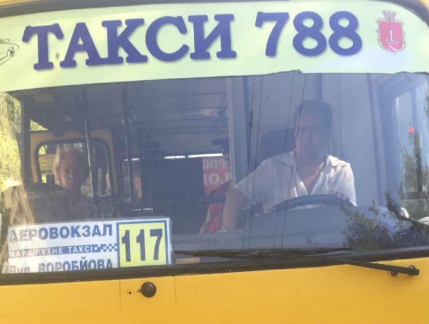 Водитель одесской маршрутки обматерил и избил девушку за разговор на «телячьей мове»
