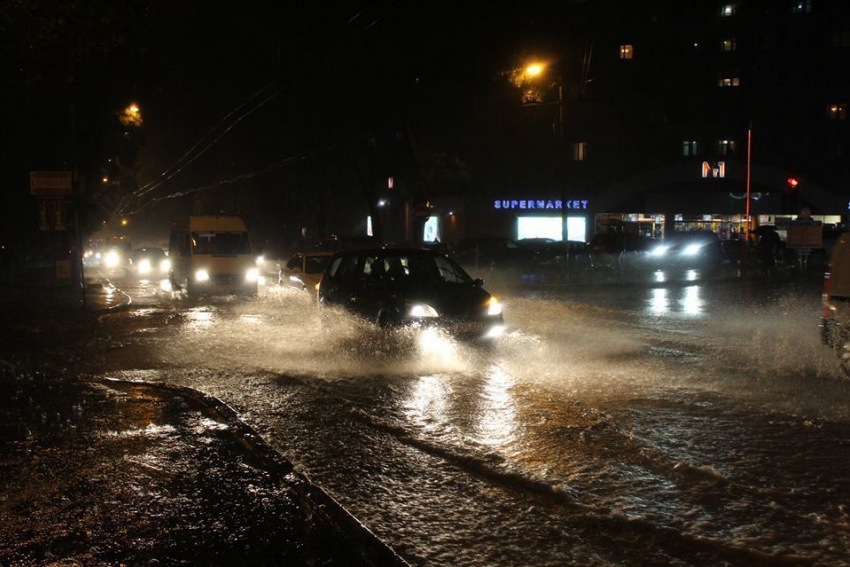 Из-за дождя улицы Кишинева вновь оказались затопленными 
