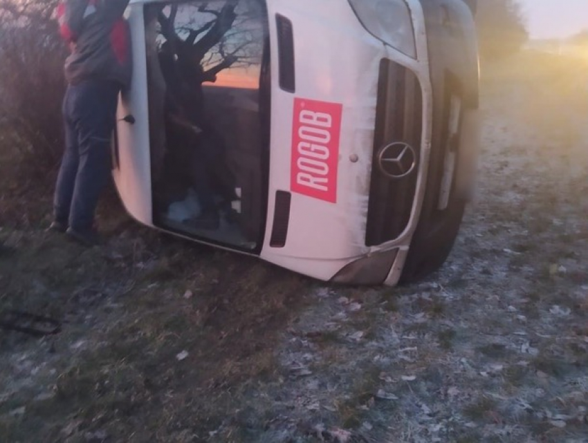 Колбаса не доехала до места назначения - микроавтобус перевернулся