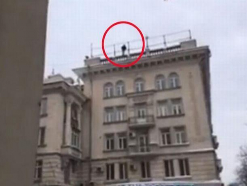 В самом центре Кишинёва парень пытается покончить жизнь самоубийством, угрожая спрыгнуть с крыши 