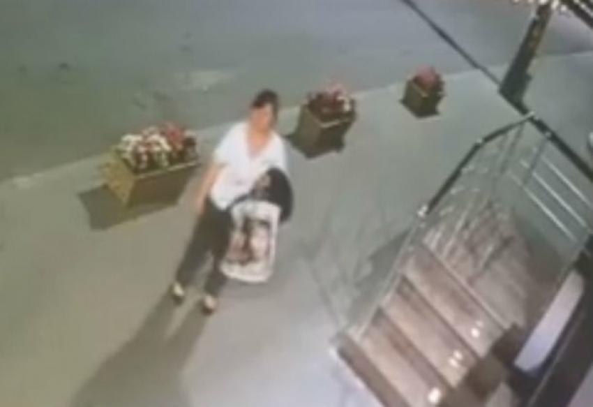 Странная «цветочная преступница» в Кишиневе позорно попала на видео