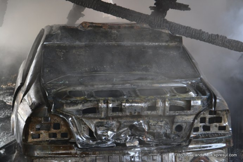 В Унгенах автомобиль сгорел прямо во дворе дома