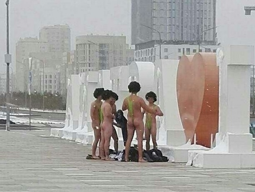 Туристы с голыми задницами в «купальниках Бората» шокировали полицейских Астаны