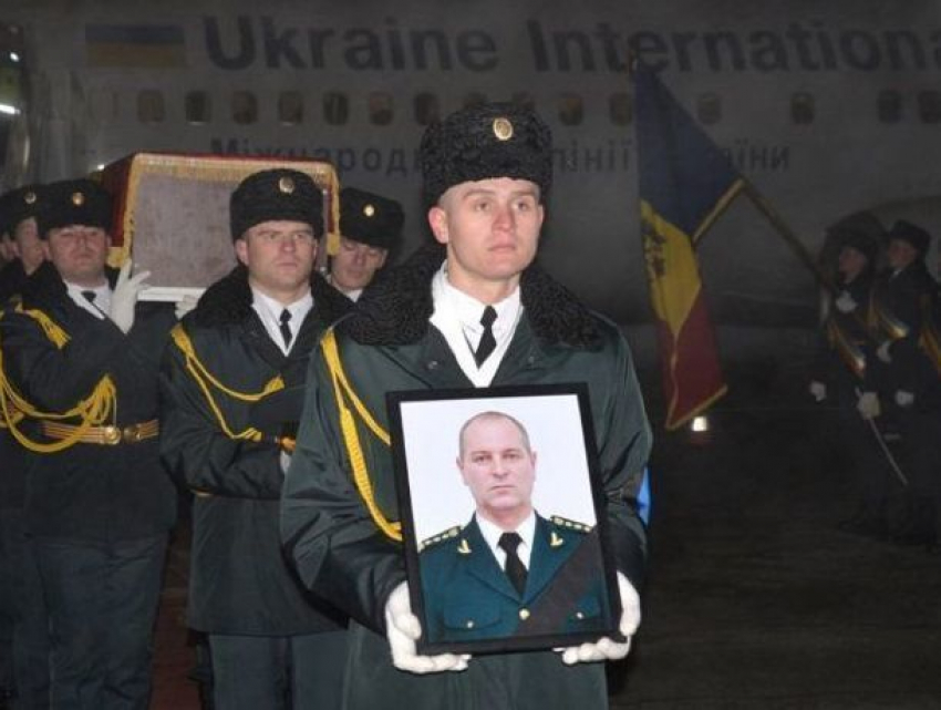 Тело погибшего в Донбассе молдавского полковника из миссии ОБСЕ доставили в Кишинев