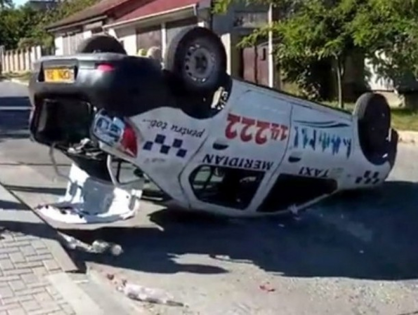Перевернувшийся автомобиль такси после столкновения на Буюканах сняли на видео
