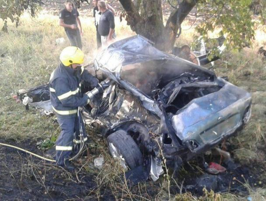 Автокатастрофа в Штефан Водэ: пассажиры и водитель погибли в горящей машине 