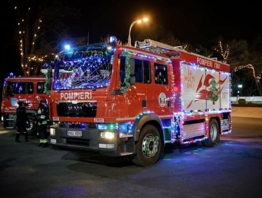 Необычное поздравление жителей Кишинева с новогодними праздниками от пожарных сняли на видео