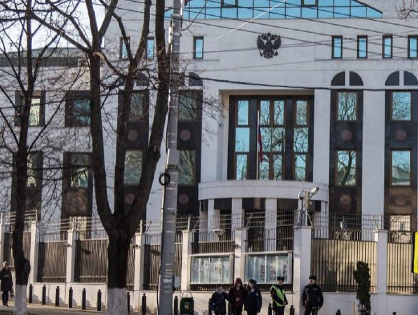 Российское посольство извинилось за невозможность оказывания услуг в полном объеме