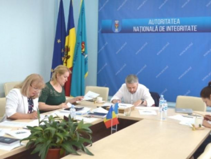 Директор детсада умудрилась устроить к себе отца и сына