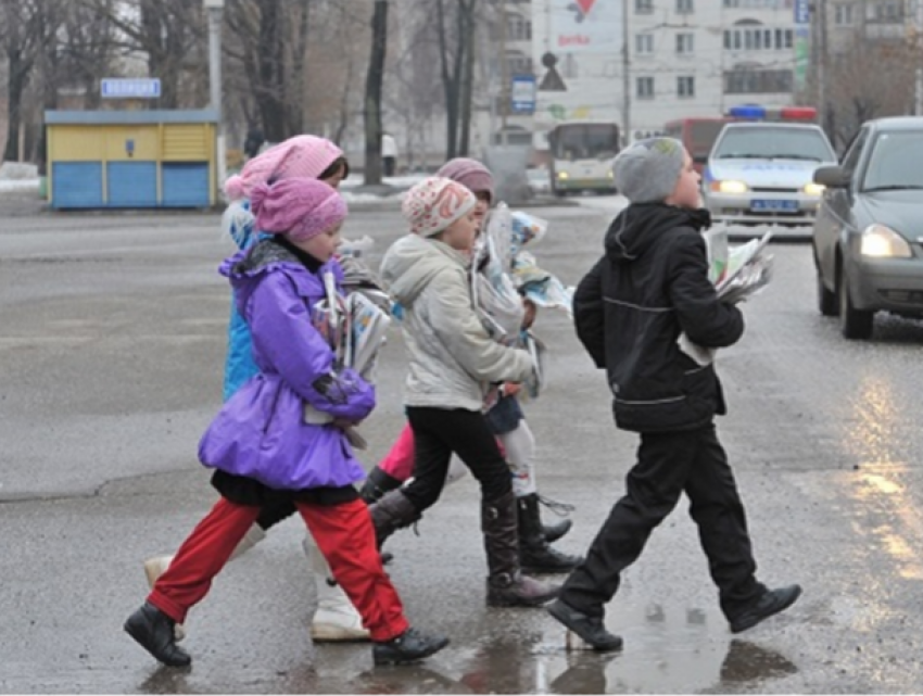 Два столичных лицея не могут поделить дорогу и подвергают опасности жизнь детей 