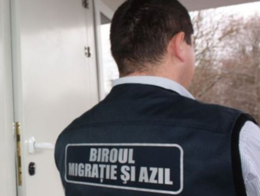 Взятка, как цена пребывания в Молдове - за корруцпию задержали двух миграционщиков
