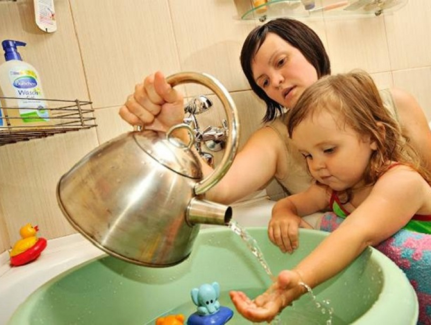 Десяткам тысяч жителей Кишинева отключили горячую воду до середины августа