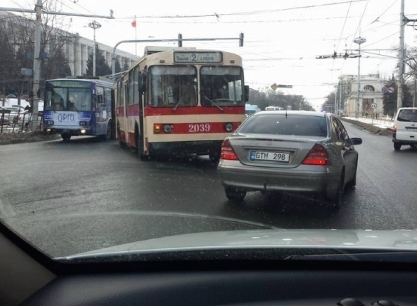Поломанный троллейбус спровоцировал километровые пробки в центре Кишинева 