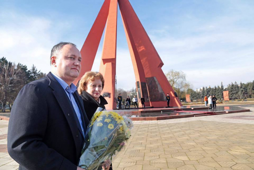 Игорь Додон и Зинаида Гречаный поздравили военнослужащих и ветеранов с Днем защитника Отечества  