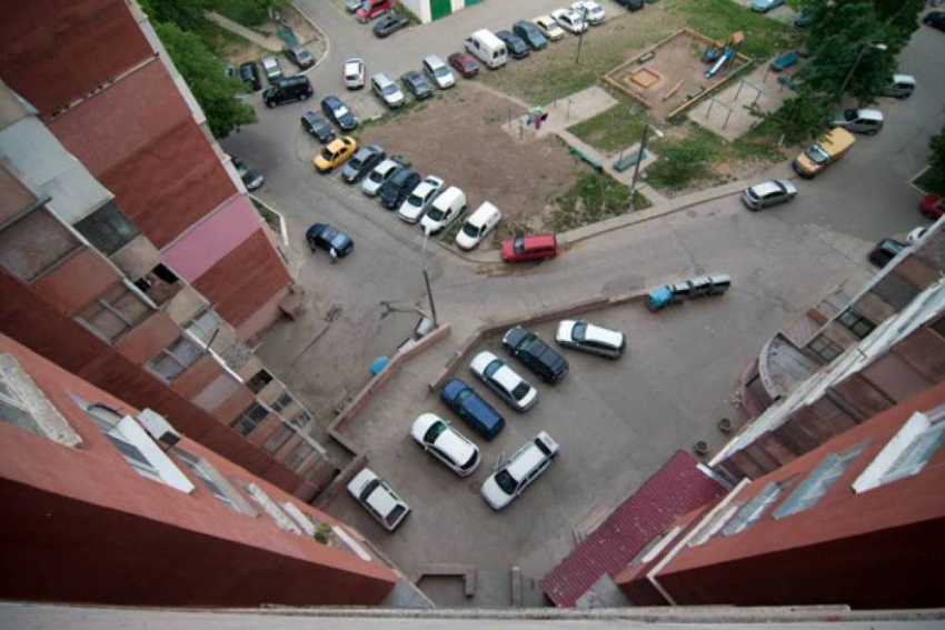 Сбросившаяся с 4 этажа девочка все еще в тяжелом состоянии в реанимации