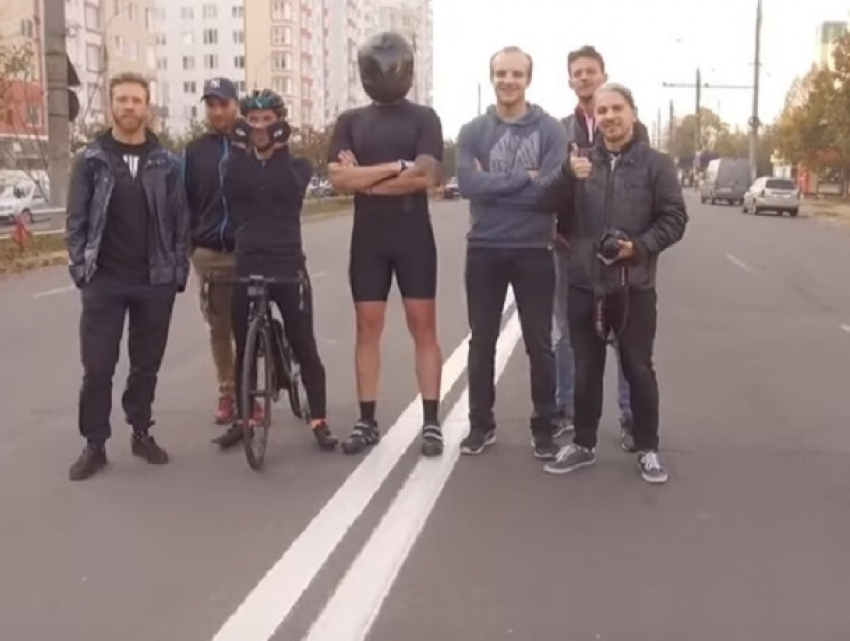 Велосипедист обогнал троллейбус и автомобиль в гонке по Кишиневу на видео