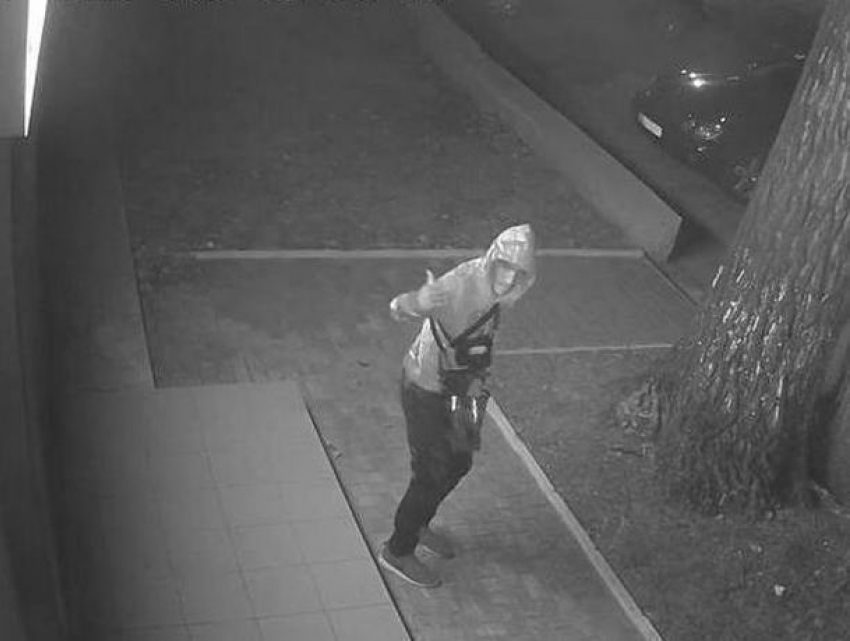 Мужчина, грабящий по ночам автомобили на столичной парковке, попал на видео 