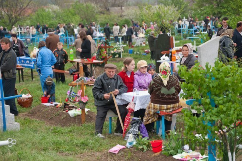 Граждан Молдовы призвали не жарить шашлыки на кладбищах в Радоницу и вести себя прилично