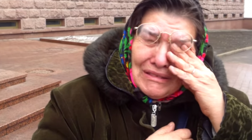 Мать 11 детей грозит поджечь себя на центральной площади Кишинева 