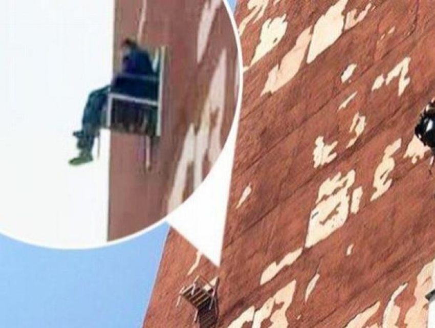 В Кишинёве сняли мужчину, который повесил кресло на отвесную стену многоэтажного дома и отдыхал в нём