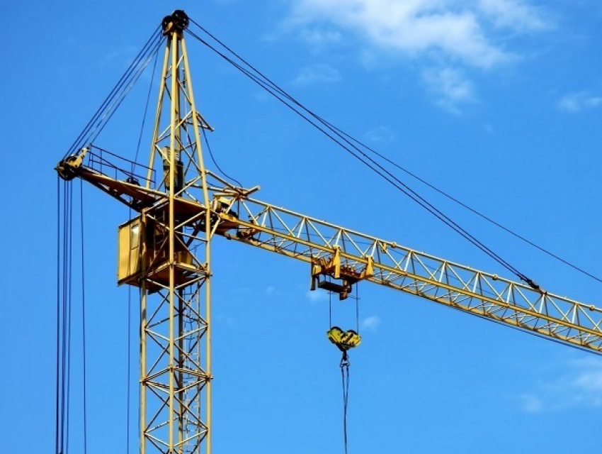 В Бельцах крановщица выпала из башенного крана