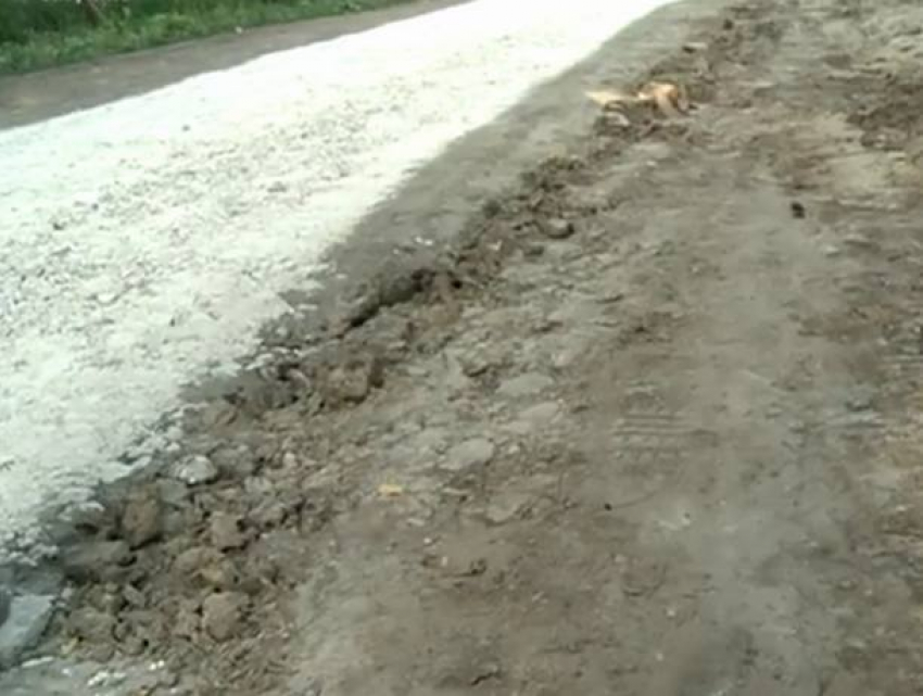 Зауженная гравийная дорога после ремонта вызвала возмущение жителей Корнешт
