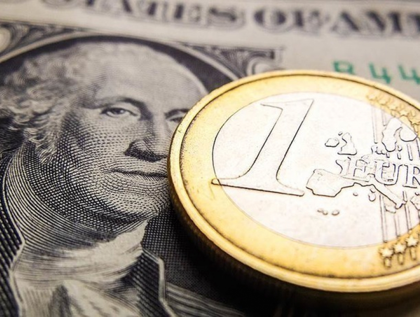 Резкий рост доллара и евро в понедельник пообещали в Нацбанке 