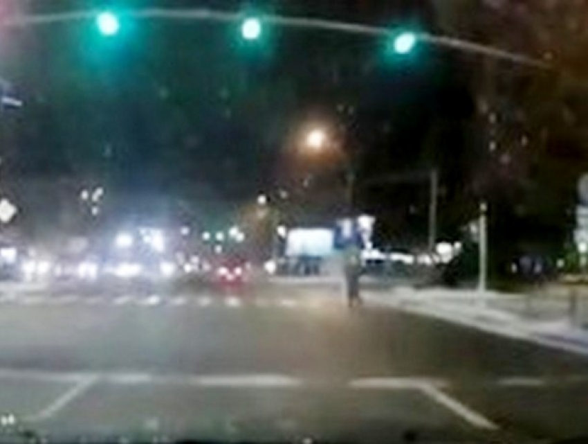 Женщина, опасно для жизни пересекающая перекресток на Ботанике на красный свет, попала на видео