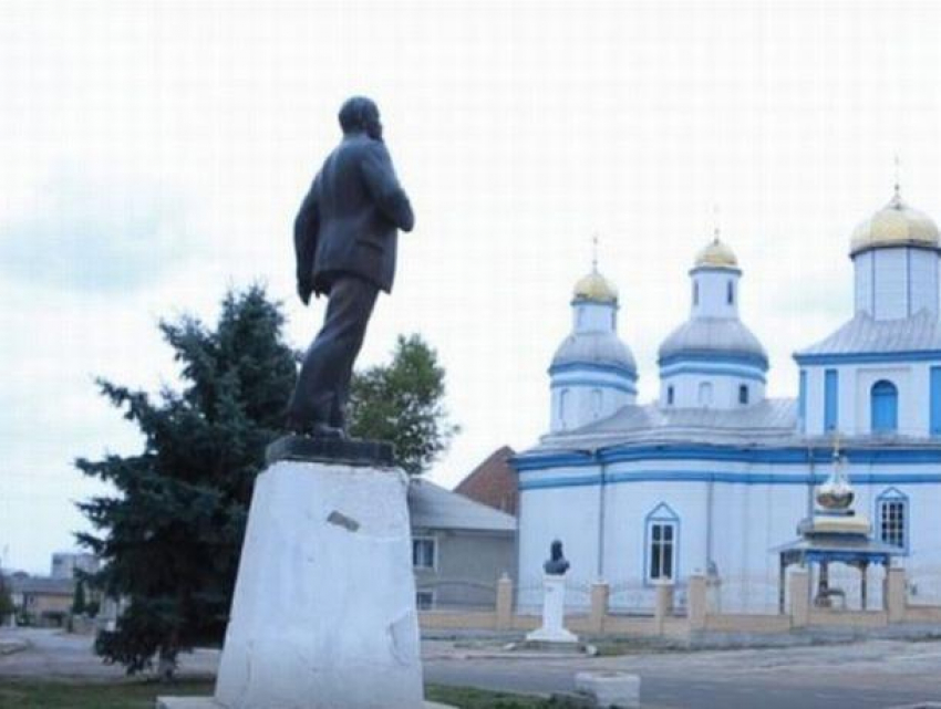 В Отачь не хотят сносить памятник Ленину, несмотря на то, что постановление существует уже пять лет