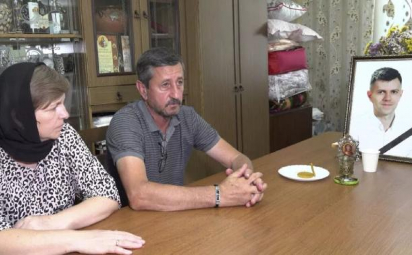 Родители молодого мужчины, найденного мертвым в лесу, требуют прозрачного расследования