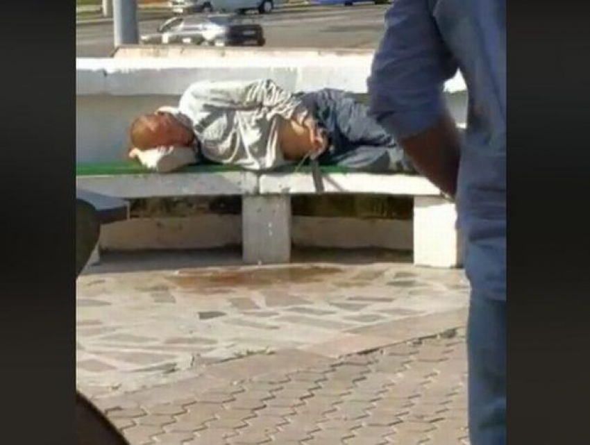 Неадекватный мужчина справил малую нужду прямо в центре Кишинёва на глазах у многочисленных прохожих